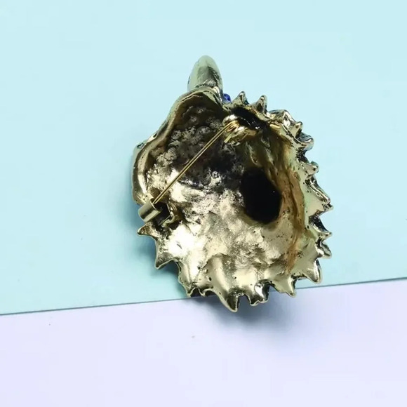 VQ Wolf Brooch - Picture 3 of 8